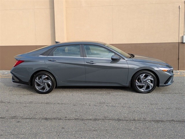 2025 Hyundai Elantra SEL Convenience photo 3