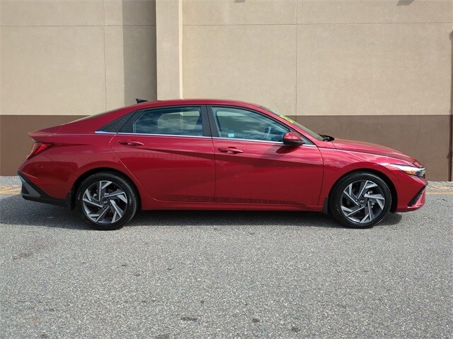 2025 Hyundai Elantra SEL Convenience photo 3
