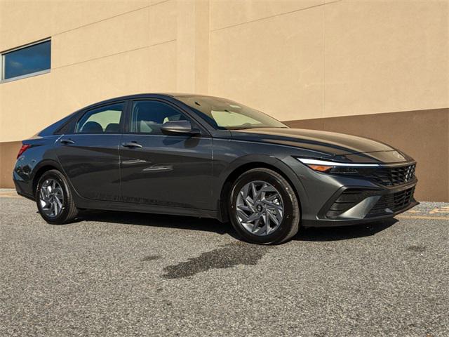 2025 Hyundai Elantra SEL Sport photo 2