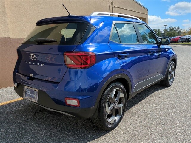 2024 Hyundai Venue SEL photo 2