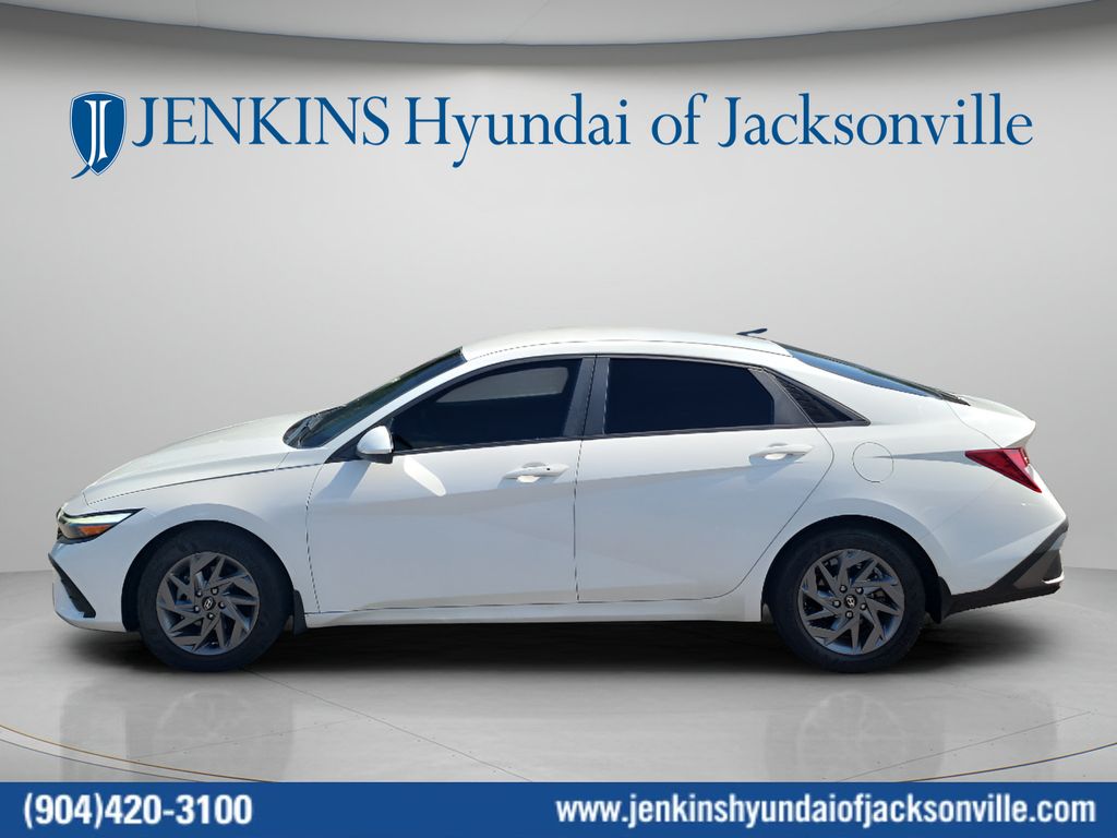 2024 Hyundai Elantra SEL - Photo 12
