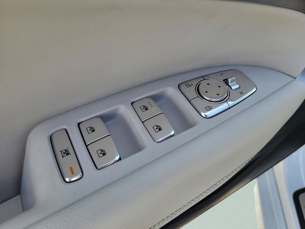 2025 GENESIS G70 Standard - Photo 27