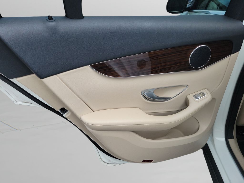 2021 Mercedes-Benz GLC GLC300 - Photo 15