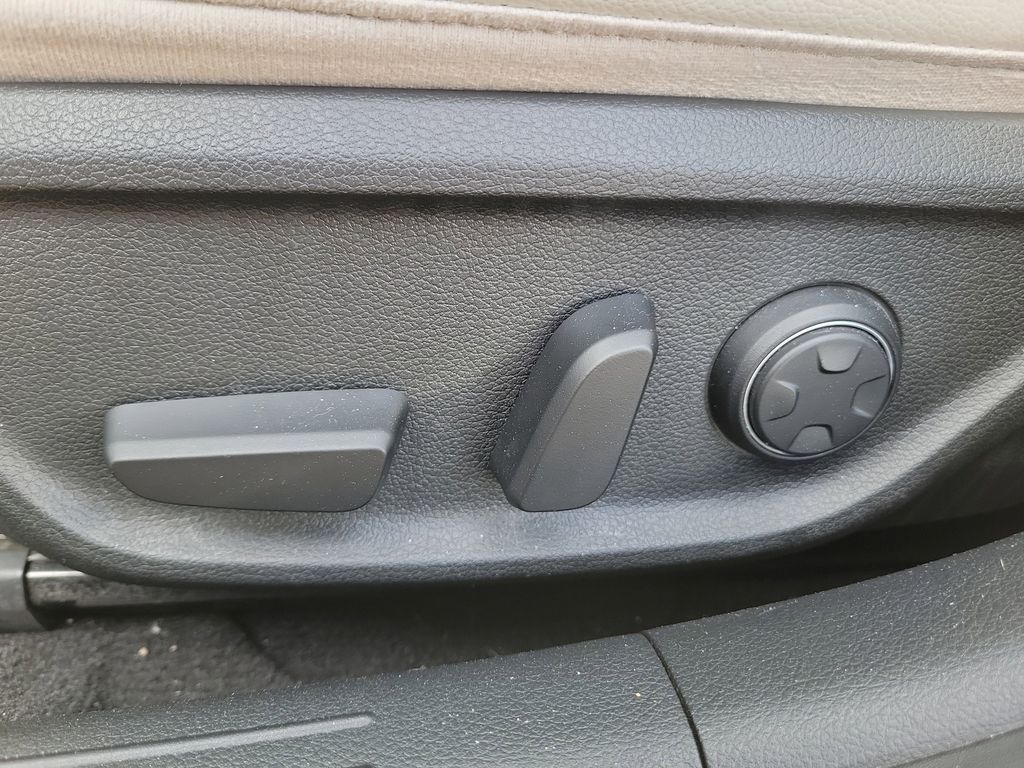 2025 GENESIS G70 Standard - Photo 25
