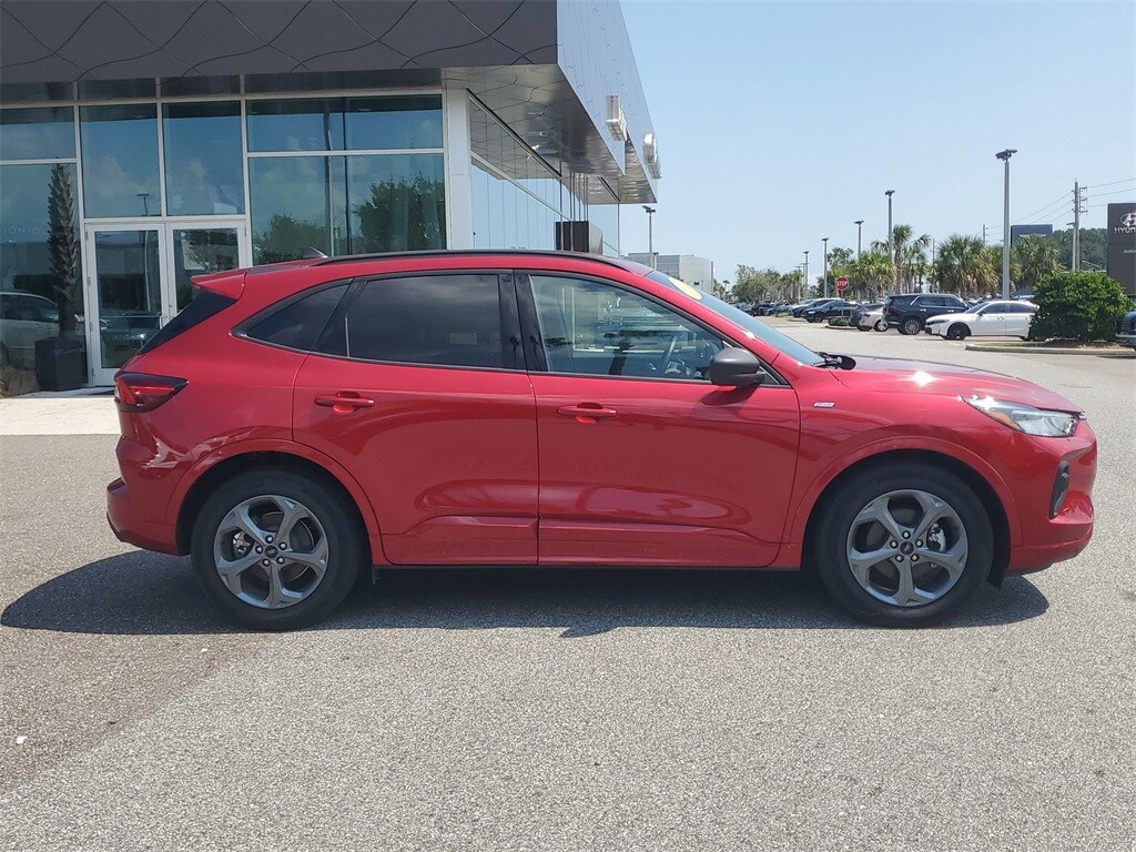 2024 Ford Escape ST-Line photo 2