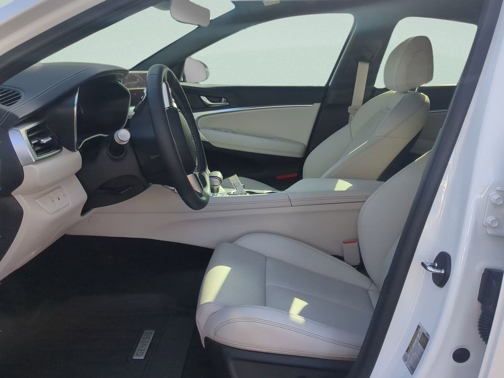 2025 GENESIS G70 Standard - Photo 17