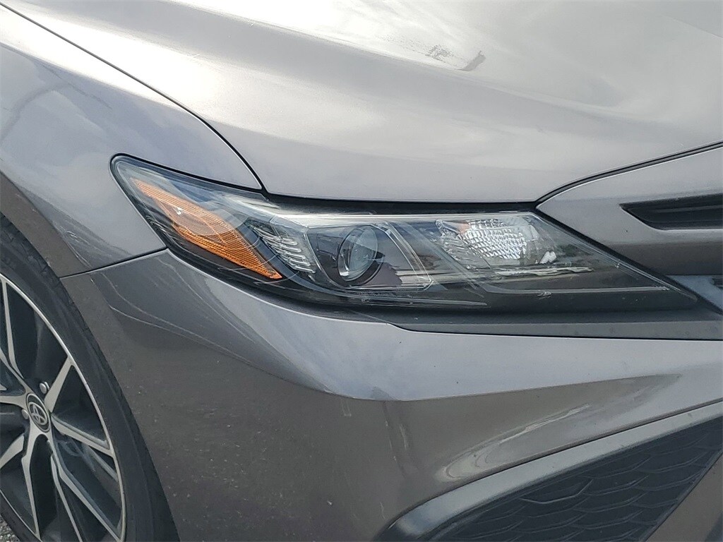 2021 Toyota Camry SE photo 3