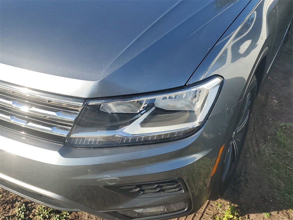 2018 Volkswagen Tiguan SEL photo 2