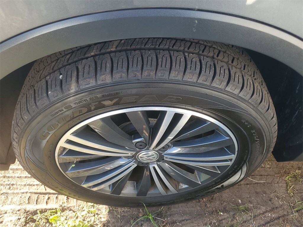 2018 Volkswagen Tiguan SEL photo 3