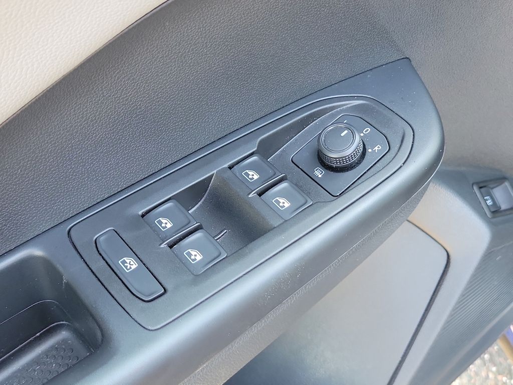 2023 Volkswagen Taos SE - Photo 17