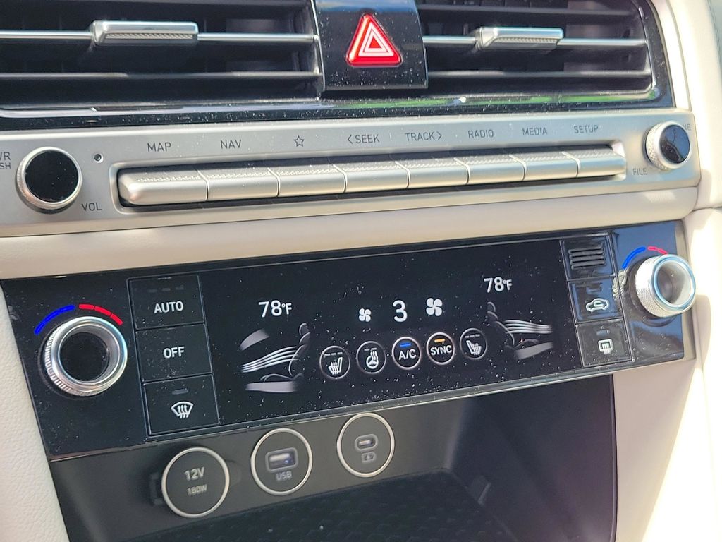2025 GENESIS G70 Standard - Photo 18