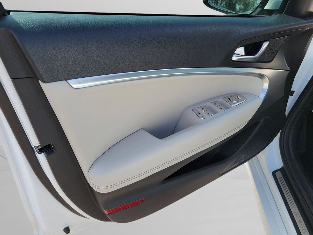 2025 GENESIS G70 Standard - Photo 28