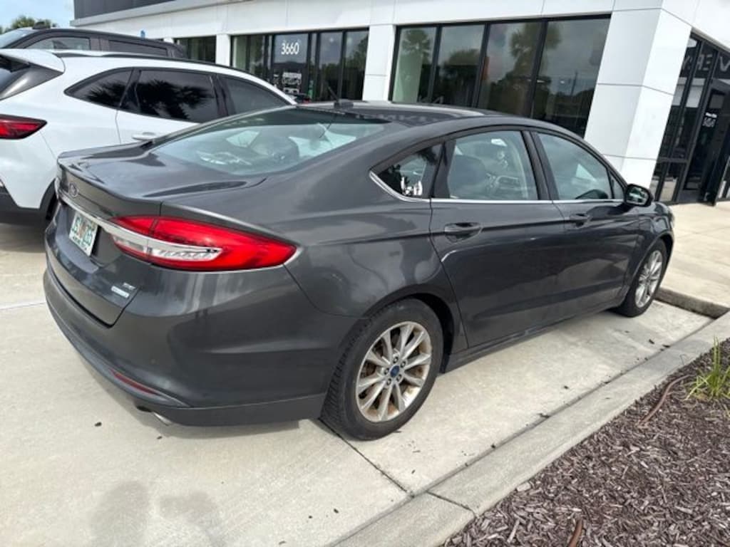 Used 2017 Ford Fusion SE Sedan