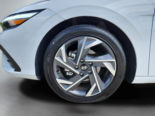 2025 Hyundai Elantra Limited - Photo 30