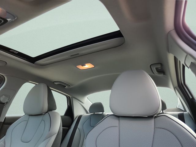 2025 Hyundai Elantra Limited - Photo 29