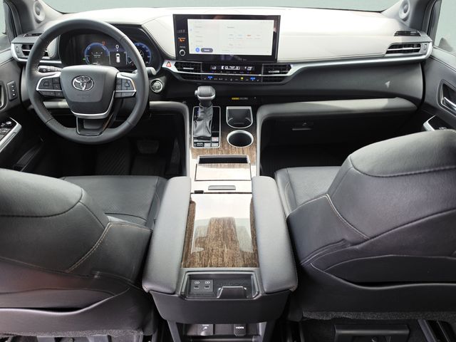 2025 Toyota Sienna Limited - Photo 21