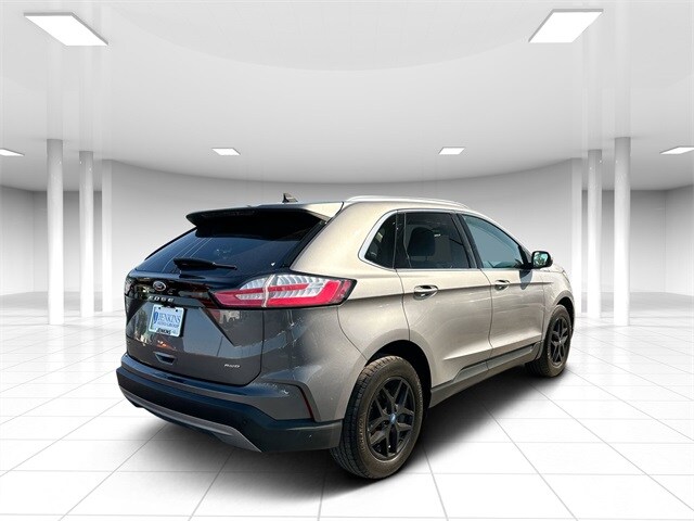 2022 Ford Edge SEL photo 2