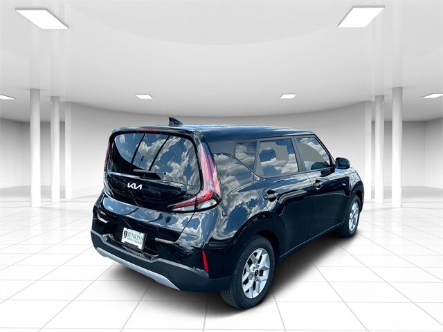 2023 Kia Soul LX photo 2