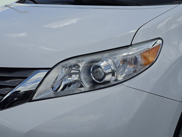 2011 Toyota Sienna XLE - Photo 18