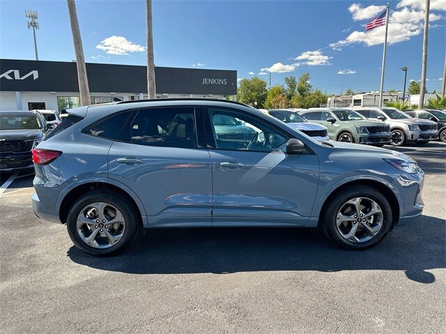 2024 Ford Escape ST-Line photo 2