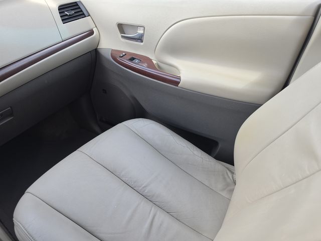 2011 Toyota Sienna XLE - Photo 27