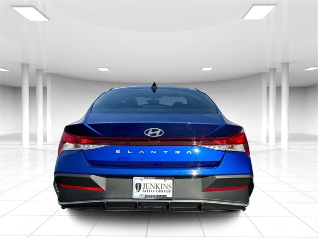 2024 Hyundai Elantra SEL photo 3