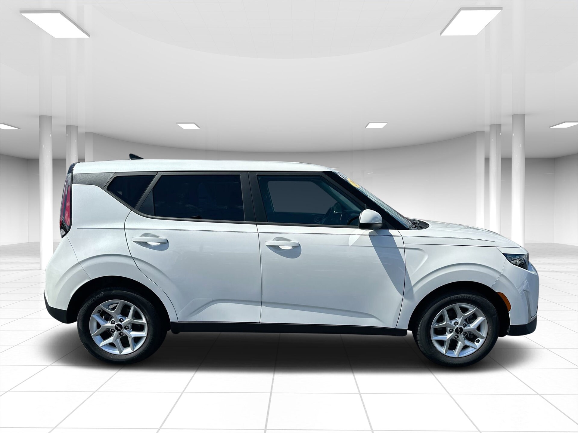 2023 Kia Soul LX photo 2