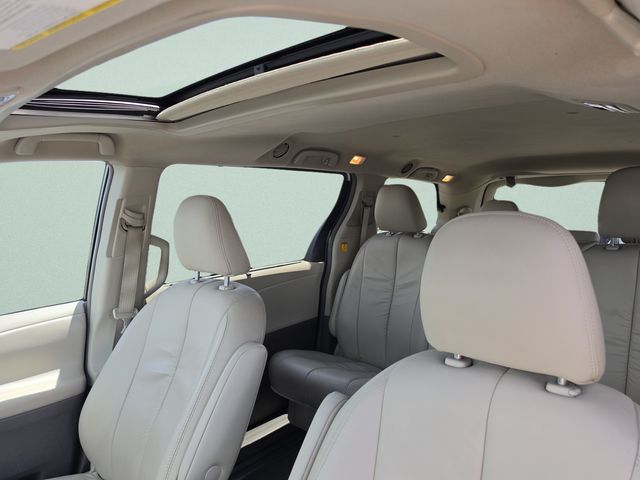 2011 Toyota Sienna XLE - Photo 33