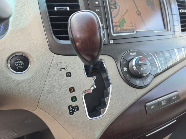 2011 Toyota Sienna XLE - Photo 38