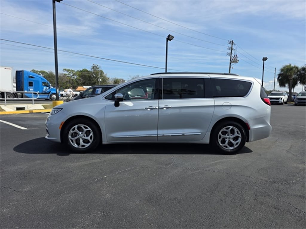 Used 2023 Chrysler Pacifica Limited Van Passenger Van