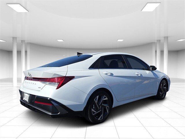 2024 Hyundai Elantra Hybrid Limited photo 3