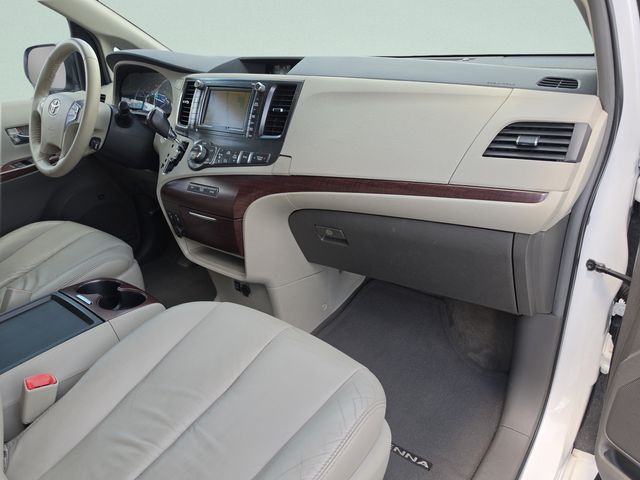 2011 Toyota Sienna XLE - Photo 23