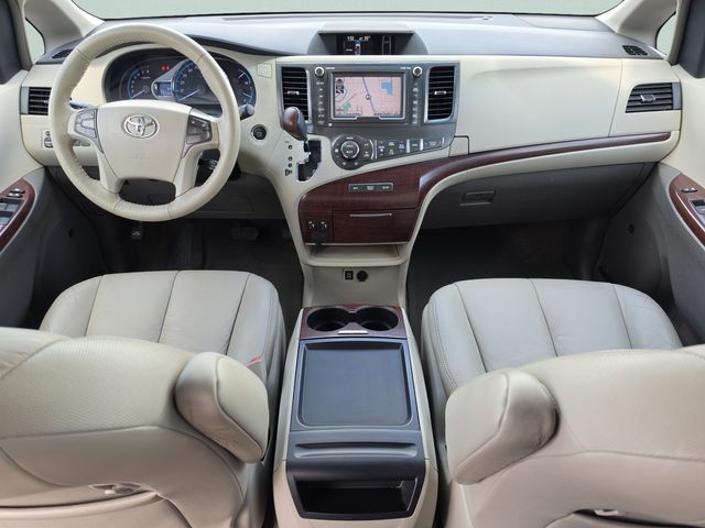 2011 Toyota Sienna XLE - Photo 24