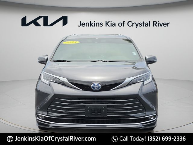 2025 Toyota Sienna Limited - Photo 16