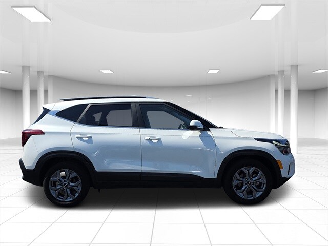 2024 Kia Seltos S photo 2