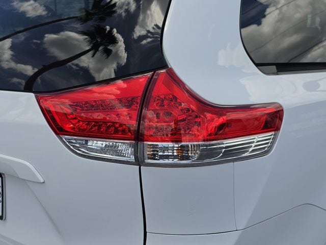 2011 Toyota Sienna XLE - Photo 19