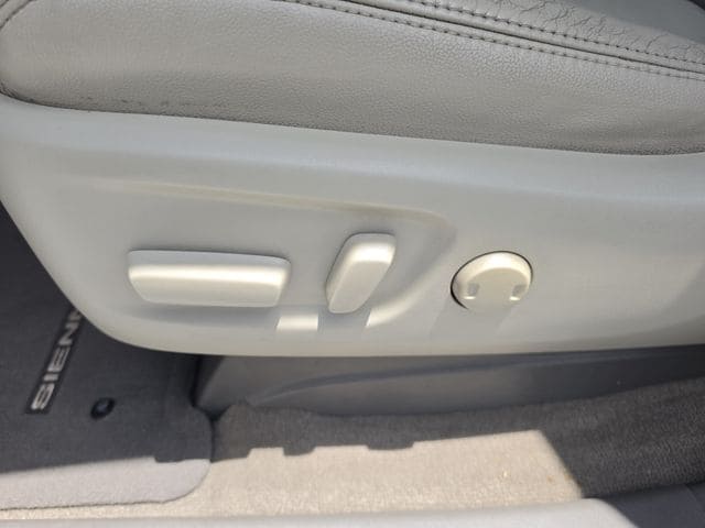 2011 Toyota Sienna XLE - Photo 32