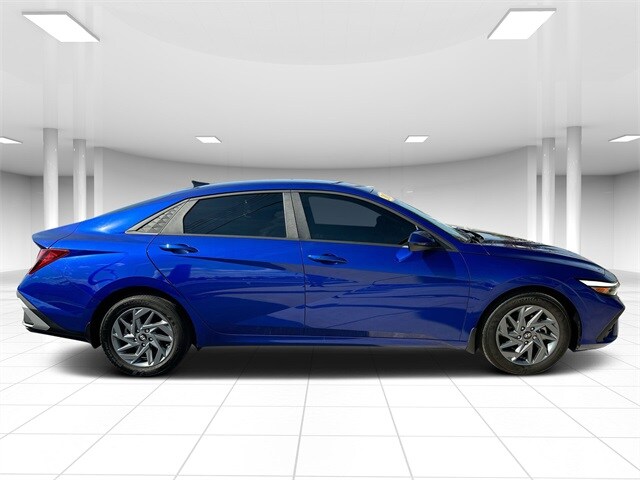 2024 Hyundai Elantra SEL photo 2