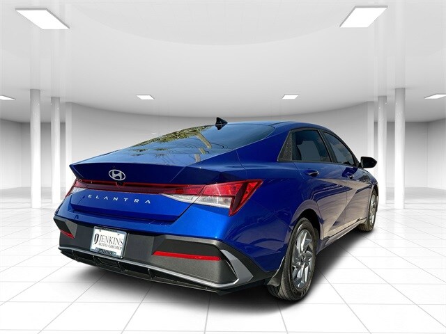 2024 Hyundai Elantra SEL photo 2