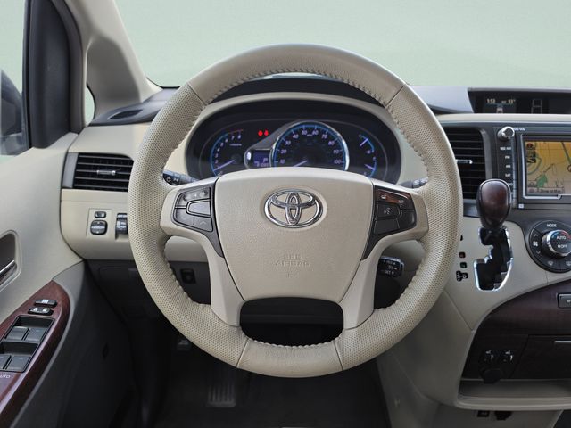 2011 Toyota Sienna XLE - Photo 25