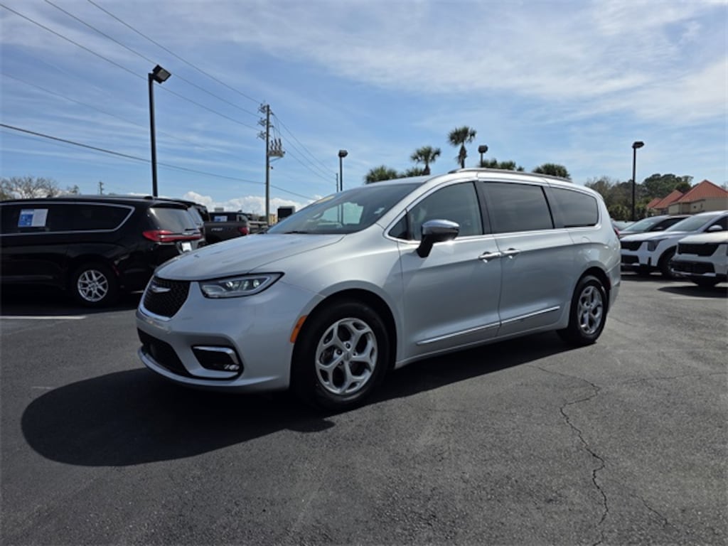 Used 2023 Chrysler Pacifica Limited Van Passenger Van