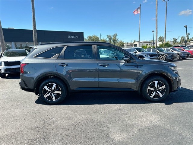 2021 Kia Sorento S photo 2