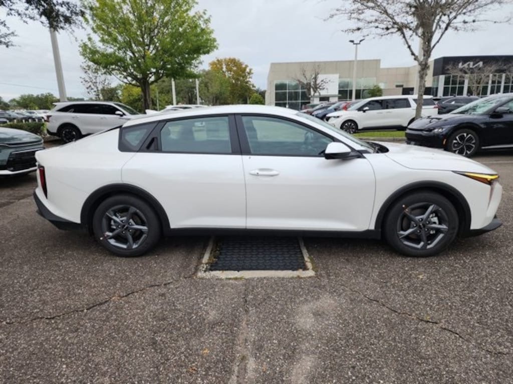 New 2025 Kia K4 LXS Sedan