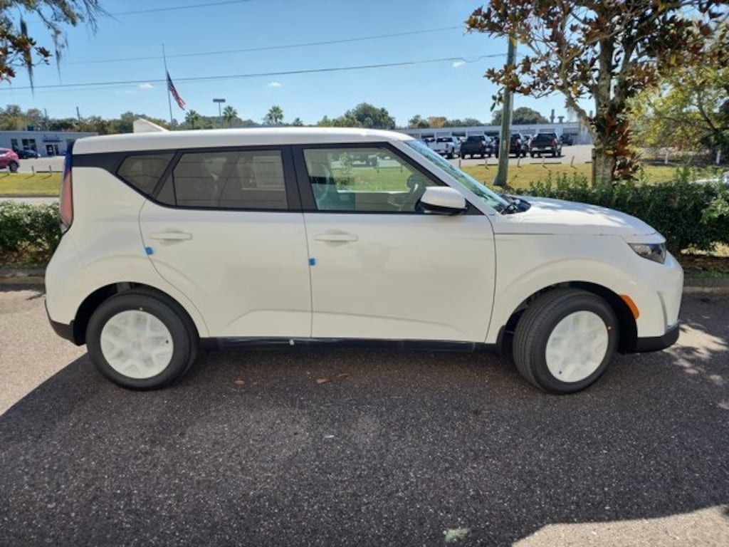 New 2025 Kia Soul LX Hatchback