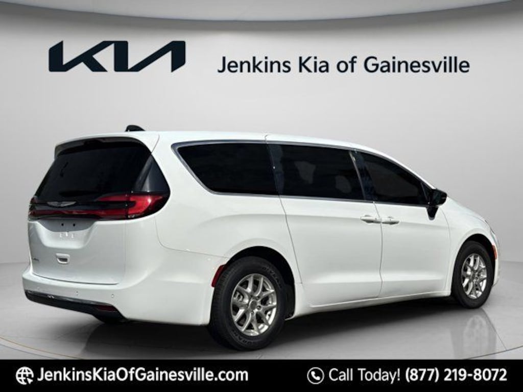 Used 2024 Chrysler Pacifica Touring L Minivan/Van