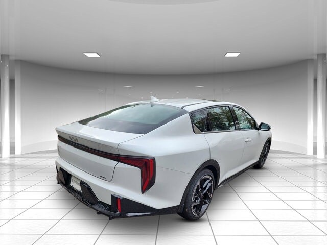 2025 Kia K4 GT-Line photo 2