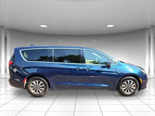 2022 Chrysler Pacifica Hybrid Touring L photo 2