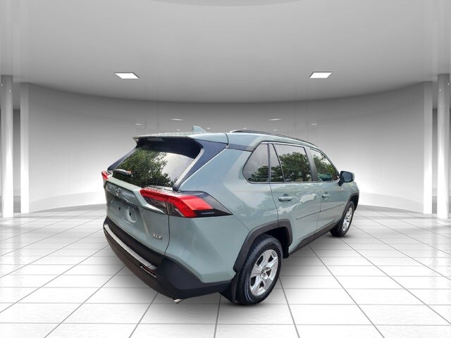 2021 Toyota RAV4 XLE photo 3