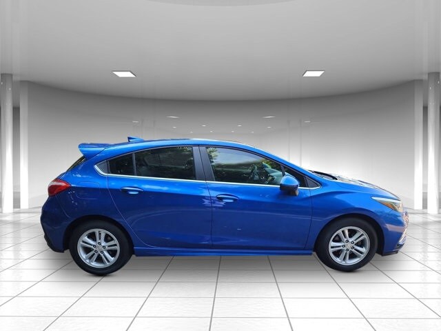 2017 Chevrolet Cruze LT photo 2
