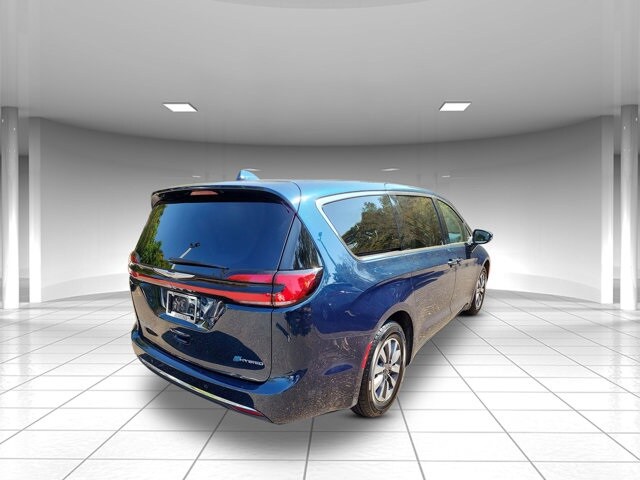 2022 Chrysler Pacifica Hybrid Touring L photo 3